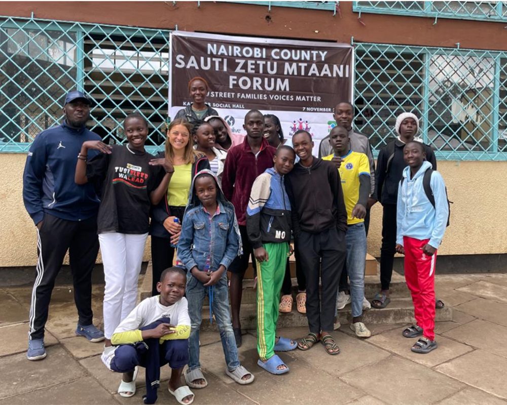 Gruppe von Kindern und Betreuern vor einem Gebäude in Nairobi
