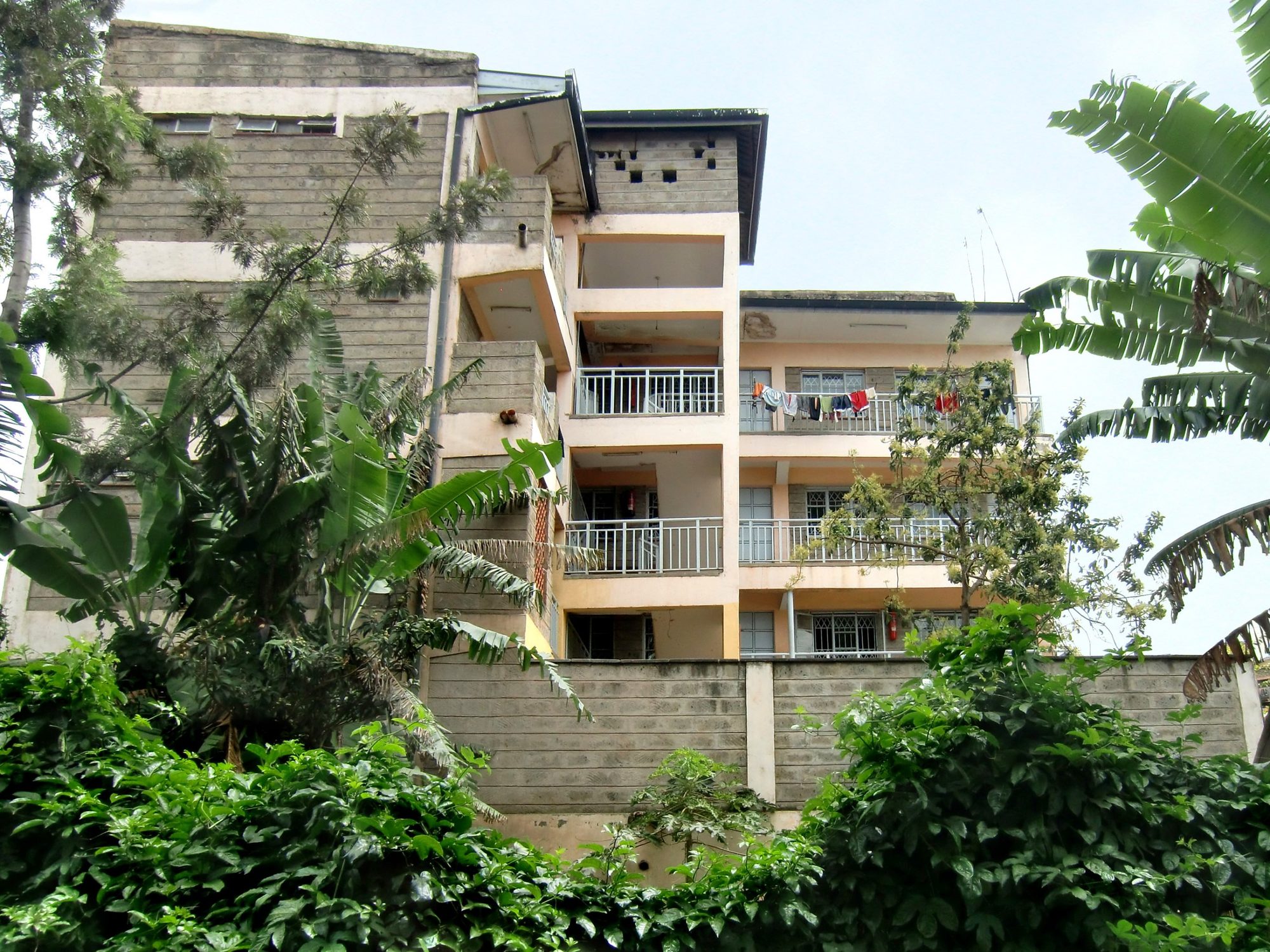 Das mehrstöckige Gebäude der Tagesstätte in Nairobi zwischen Bananenstauden