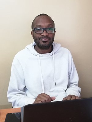 Porträt von Danson, Teammitglied im Projekt, am Laptop sitzend